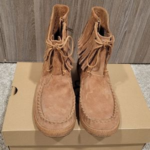Ugg Mocassin Fringe Boots Tan Color Size 6